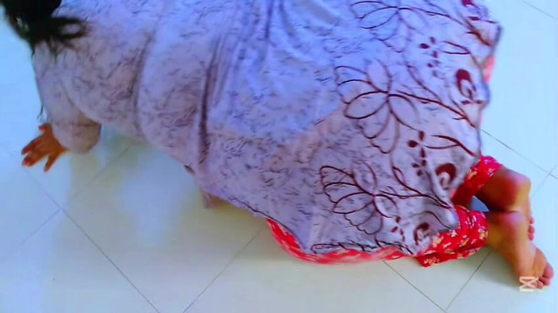 Aria Mia: Šukání krásné sexy služky v hotelu