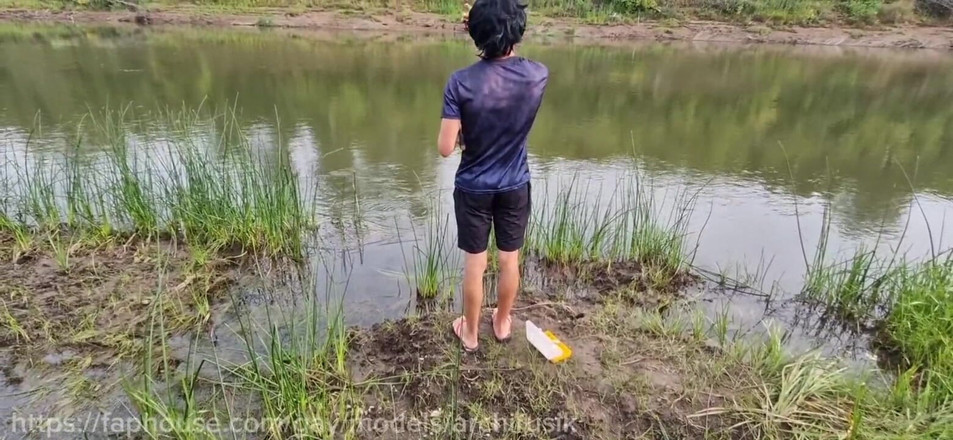 ArchiRusik: 낚시를 하던 펨보이 엘프 시시를 따먹고, 덤불에 고정하고, 맨몸으로 정액으로 섹스했습니다!