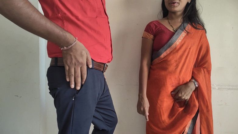 Mumbai Ashu: Desi bhabhi đang làm việc khi hàng xóm của cô ấy đến