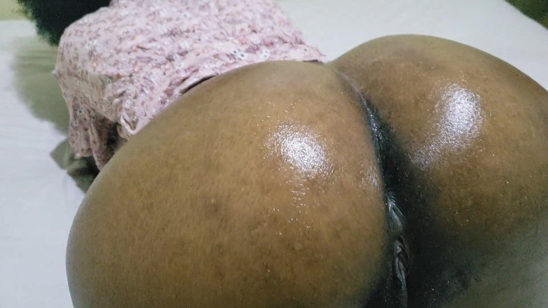 Lovemina: Wanita seksi dengan lengkung berpantat besar melantun dan mengusik dalam...