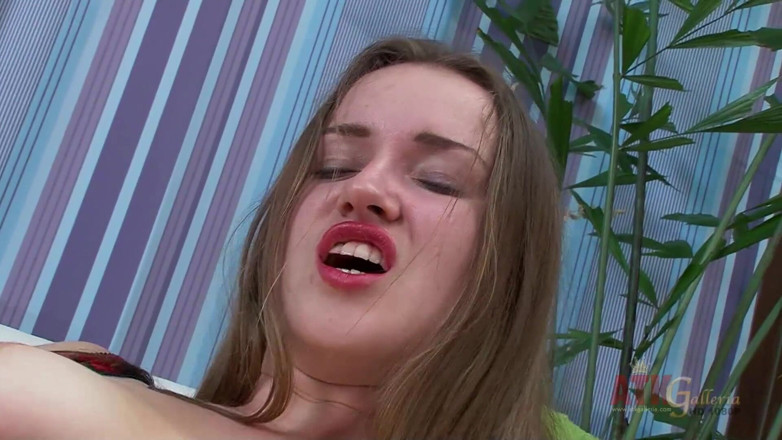 ATKIngdom Fans: Fată cu forme care se bucură de vibrator