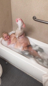 Stoute bubbelr krijgt zeepachtig meesterschap in het bad, haar poesje wrijft ze