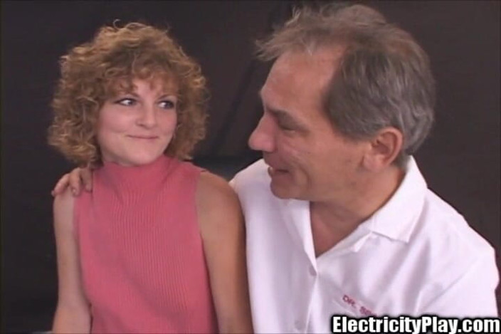 Electricity Play: Piccolo tettona rossa geezer cagna elettro shock e scopata dr...
