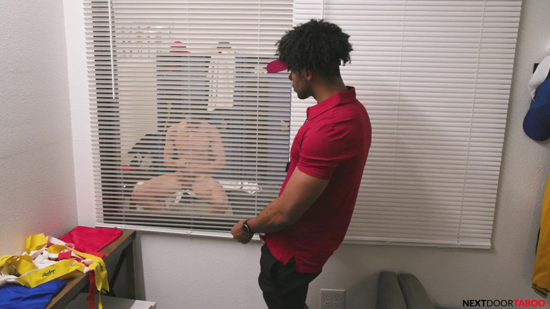 Next Door Studios: Nextdoortaboo - Vysokoškolská hunk přistižena při honění BBC Coach &amp; Railed