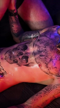 Camilo Brown intenzivně honí olejem sexy tetované Twink Inked Mike