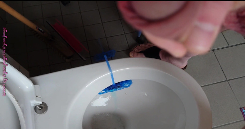 Carmen_Nylonjunge: Volle blase am morgen ** pissen *