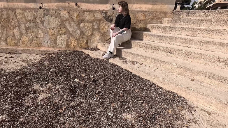 EROTICONLY: Tätowierte brünette fingert behaarte klaffende muschi und arsch und nimmt...