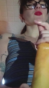 Üvey anne mastürbasyon yapmayı öğretiyor
