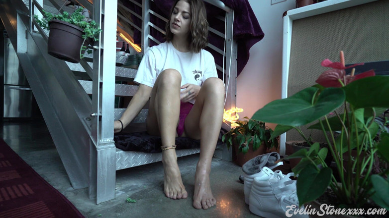 Evelin Stone: Evelin mencium bau bermain melukis kaki