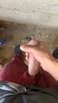 Masturbando em um prédio nãocompleto