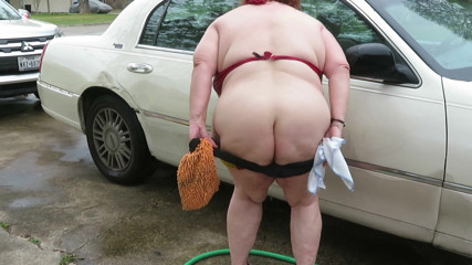 BBW nurse Vicki adventures with friends: Biltvätt in och ut ur min iron man bikini set...
