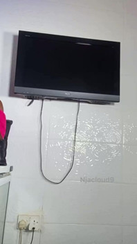 Dia lapar dan aku melayaninya memek berairku yang terangsang sebagai makan malam