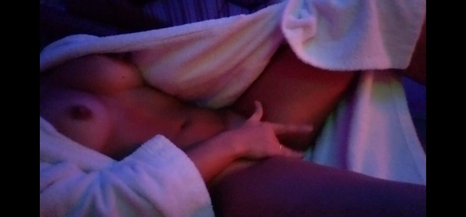HottPussy118: ลูกเลี้ยงสาวช่วยตัวเองในห้องซาวน่า