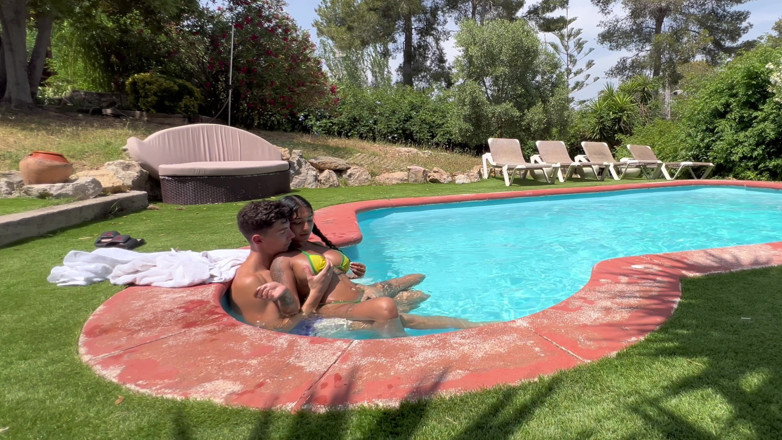 Yasmina and Brady: Voyeur buurvrouw kijkt toe hoe we neuken in het zwembad...
