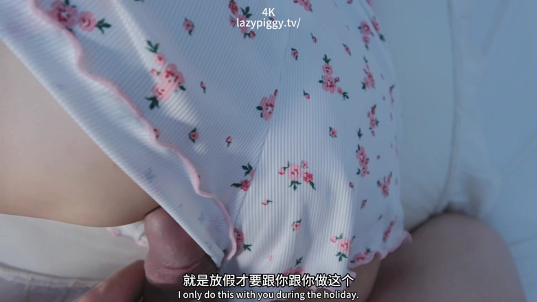 Lazypiggyy: Gadis Asia Bermain Di Telefonnya Di Atas Katil Pada Hujung...