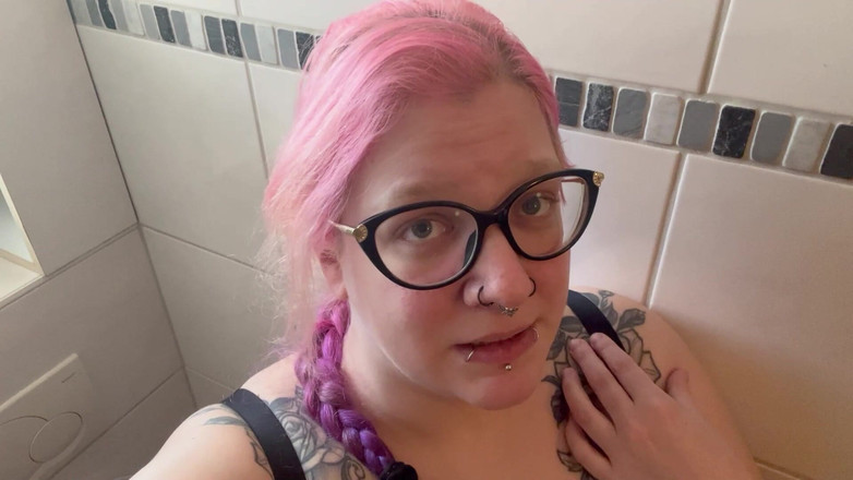 Abby Strange: Haarige Pussy Und Schöner Pissstrahl