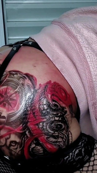 Enorme Dildo Vermelho Destruindo a Bunda Da Travesti Tatuada