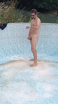 Nackt im Garten: schmutzige Verfolgung im Pool