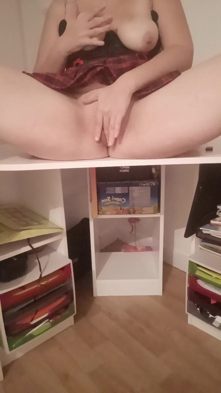 Rose Fleurs: Я тримаю себе пальцями зі своїм 25-сантиметровим фалоімітатором у кицьку