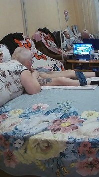 Ibu tiri dengan kacamata lagi asik nyepong kontolku sampai aku crot