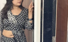 Üvey anne odada ve kadında üvey oğlunu tek başına gördü.