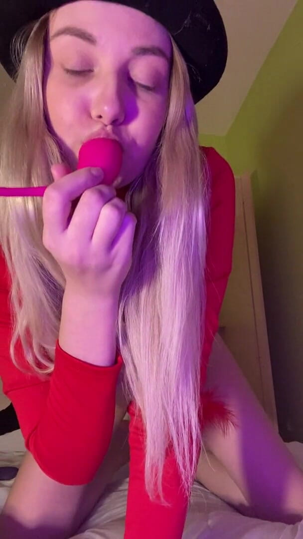 My bf cuckold: Ragazza gioca con i suoi giocattoli sessuali in webcam