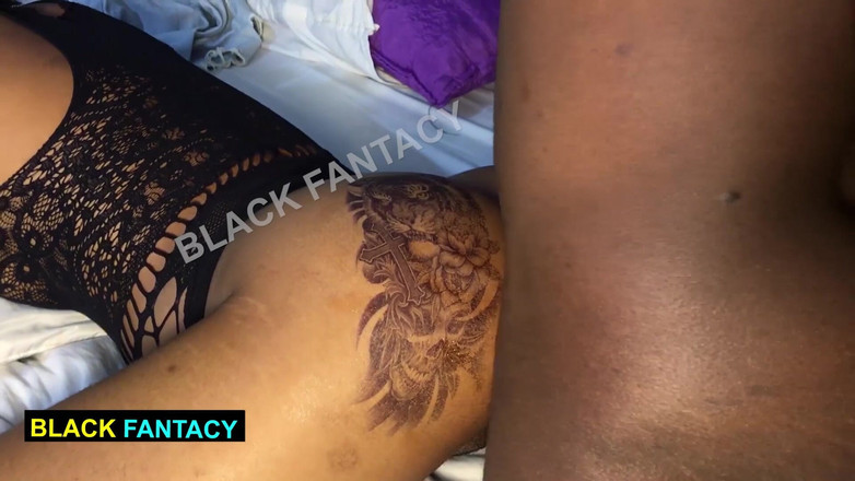 Black Fantacy: वह चाहती है कि मैं उसकी गीली चूत में गहराई तक आ जाऊंगा