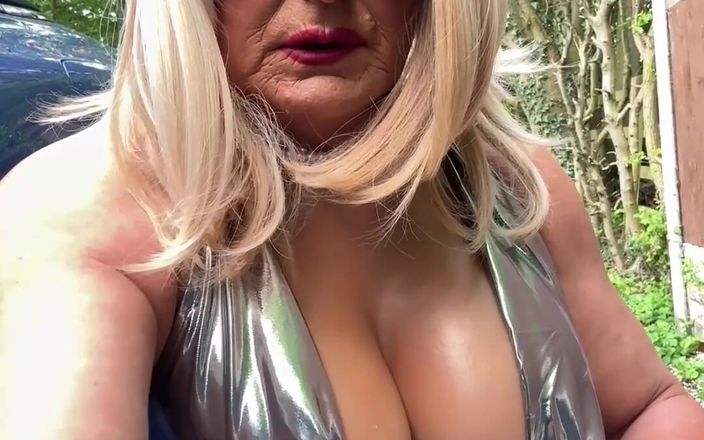 Kellycd2022: Gümüş elbiseli çoraplı ve topuklu seksi travesti kellycd2022