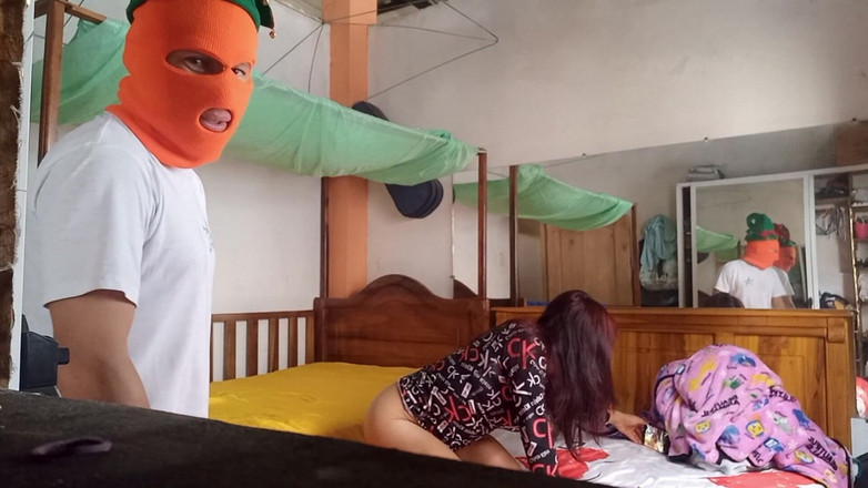 Martin13: クリスマスになると、彼女は以前よりもさらに意地悪になりました。私の大きなチンコが家で継母とセックスしている