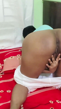 Primo piano di una ragazza bollente si masturba con un giocattolo e con le dita