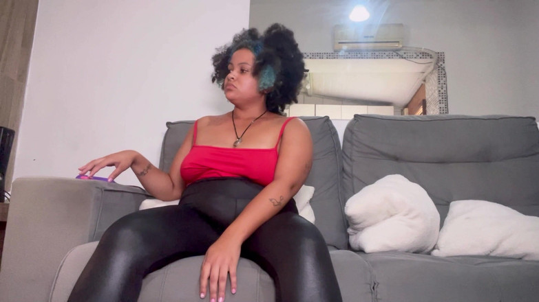 Cutiepiie Chubby: P televizyon izlerken osuruyor shinny tayt