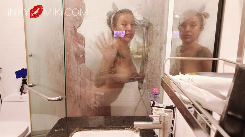 Inky Miki: Ngentot di kamar mandi bersama di kamar asrama dan hampir...