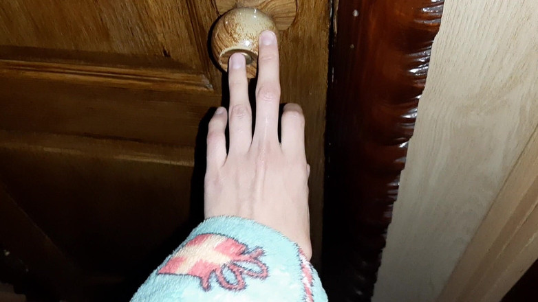 Lesbian-illusion: Slyšel jsem svou macechu sténat při masturbaci na záchodě a...