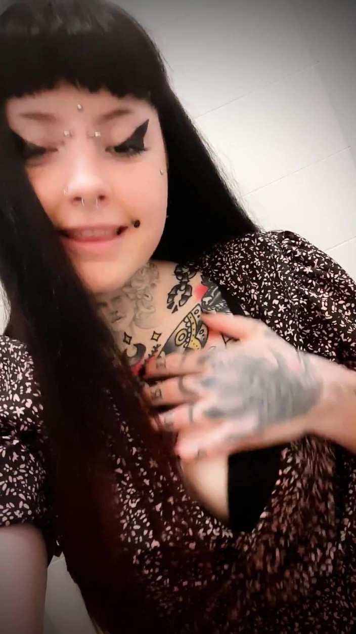 Yourfavecumslut: Gioco di figa cattiva nei bagni pubblici