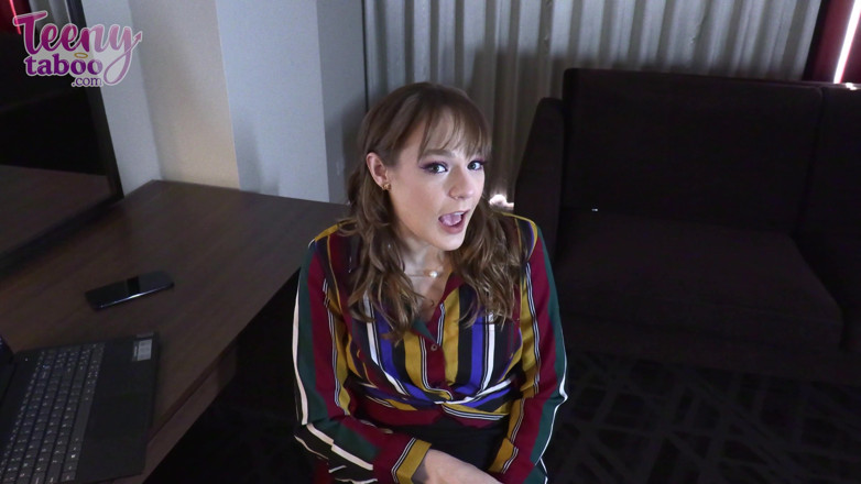 Teenytaboo: Rebecca Vangaurd en entrevista con asistente de preñada