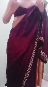 Crossdresser gaurisissy india dengan kain sosis ungu yang lagi sange berat dan ngentot kayak ibu rumah tangga