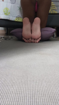 TS Domme Mat Duty POV: uctívání klečící záda s holými chodidly a uctívání erotických šperků