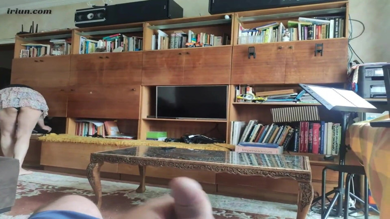 Hairy Homemade Amateur Orgasms: Meid zuigt aan mijn pik, terwijl vrouw niet thuis is.