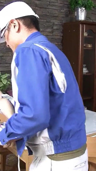 Il patrigno sorprende una teen giapponese a masturbarsi e la aiuta