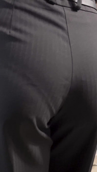 Secretaria amateur en pantalones de oficina provoca su línea visible de bragas
