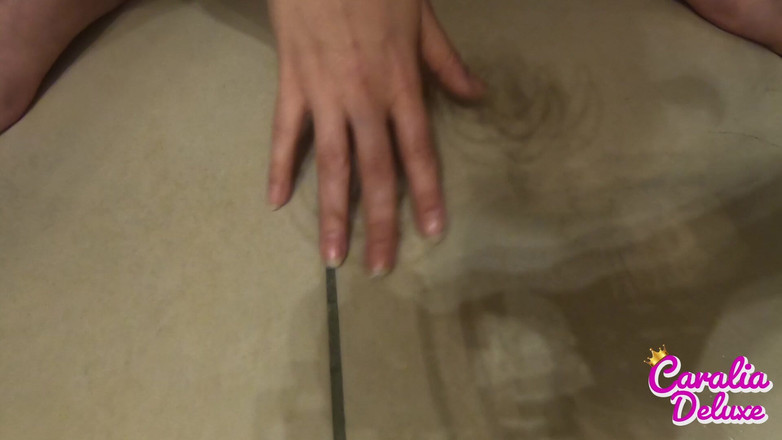 Caralia Deluxe: 이웃집 샤워실에서 대놓고 오줌을 싸다니!