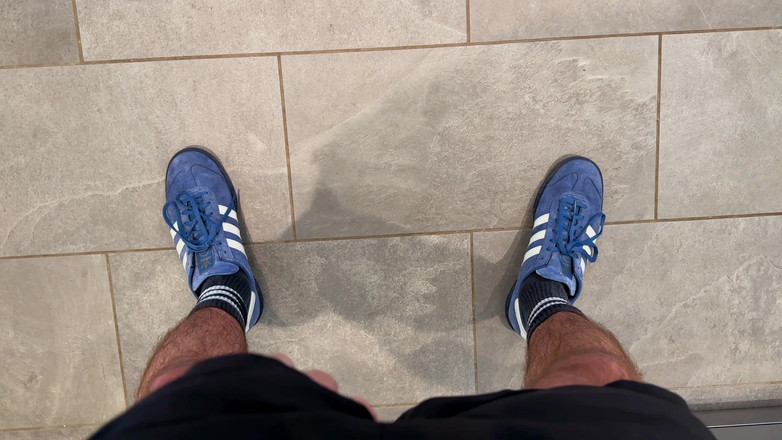 NakedFoxx: Il mio amico ha guardato la mia sega e sborrata...