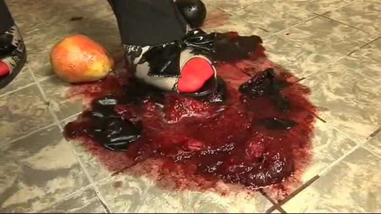 Doris Distel: Naughty chick crushes the fruit
