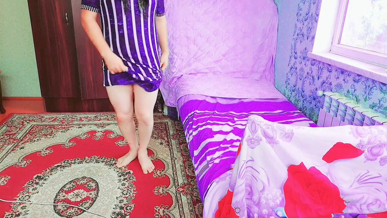 Kitty_Cross: 漂亮的女同在镜子前调整裙子