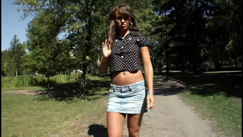 Crispy Teens: Une salope excitée de 20 ans prend trois bites bien dures...