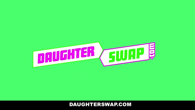 Daughter Swap: 穿着性感服装的热辣女郎交换和操继父