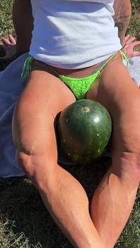 Kaslı orta yaşlı seksi kadın kandys karpuz ezme hakimiyeti