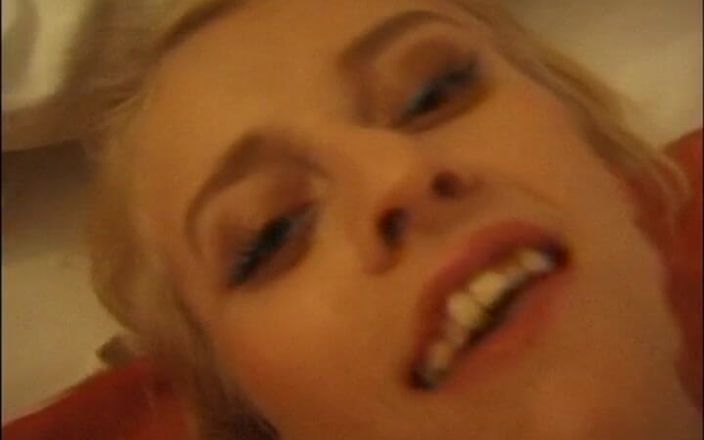 Old and young sex: 彼女の友人が撮影した素朴なブロンドのティーンカテリーナのプライベートビデオを公開し、見せびらかしながら楽しんで笑う