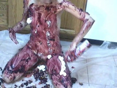 Solo Sensations: Morena cobre seu corpo magro com torta e chantilly