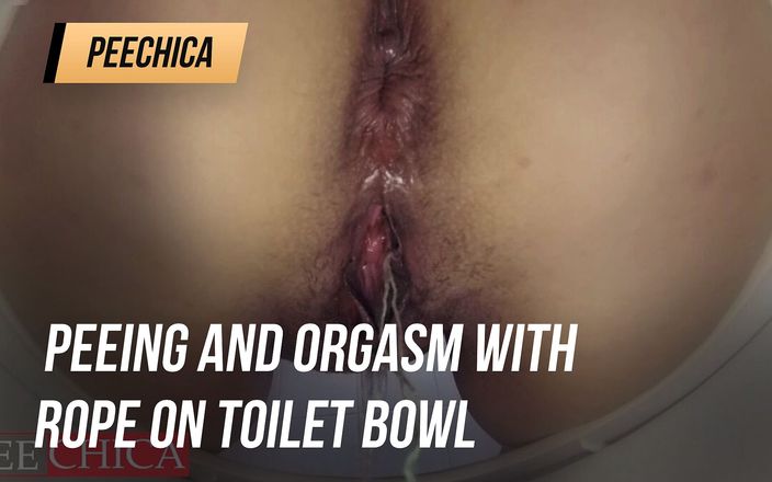 PeeChica: Pișare și orgasm cu frânghie pe vasul de toaletă